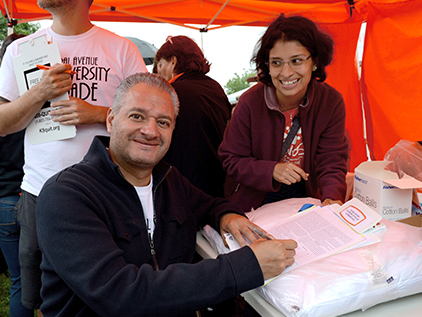 Man signing up at Juntos event.